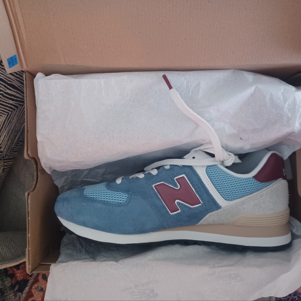 New Balance 574 Unisex Sneakers in Blue and Burgundy - Picture 6 of 8